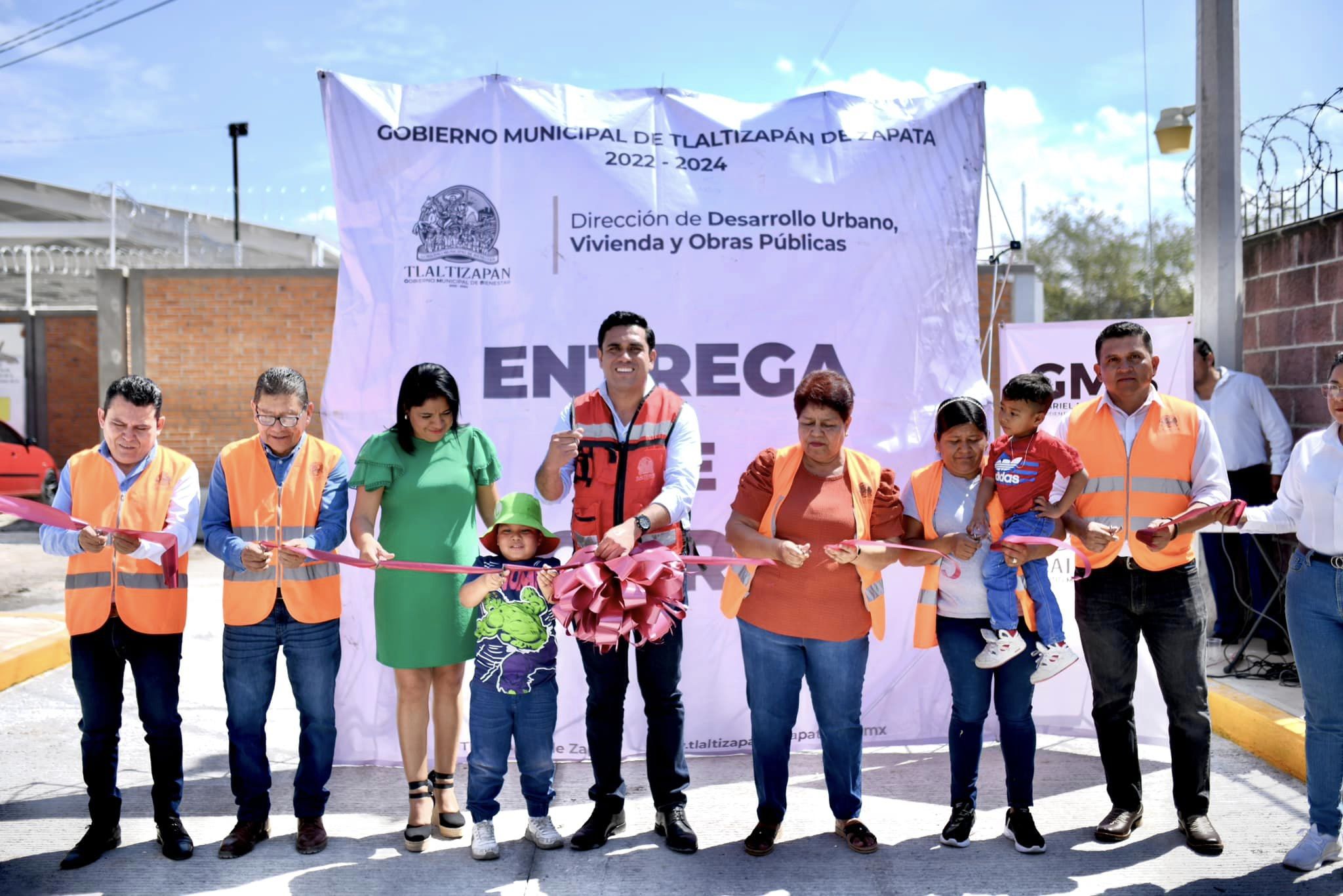 GABRIEL MORENO BRUNO ENTREGA LA OBRA DE PAVIMENTACIÓN DE LA CALLE EMIGDIO MARMOLEJO DE LA COLONIA EMILIANO ZAPATA